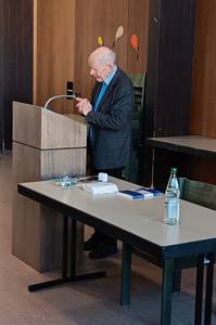 Michael Plathow am Redepult während des ökumenischen Bibelsamstags 2025
