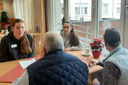Quelle: Sanli (RNZ) Zwei junge Leute sitzen am Tisch mit einer Seniorin und einem Senior
