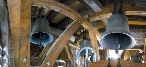 Quelle: G. Spraul Drei der Glocken der Melanchthonkirche sind im hölzernen Glockenstuhl zu sehen