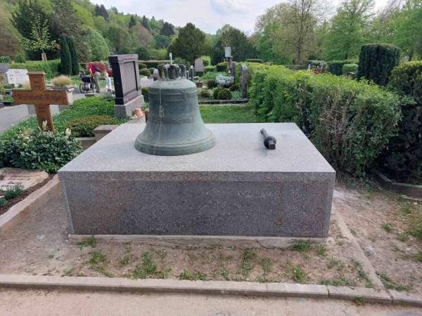 Die Hoffnungsglocke steht auf einem Sockel auf dem Rohrbacher Friedhof, neben ihr liegt der Klöppel
