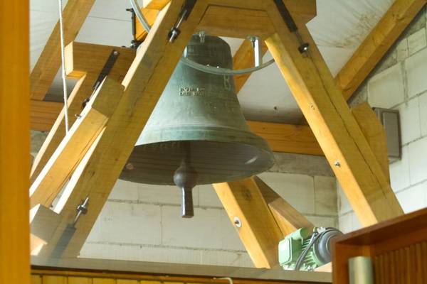 Quelle: S. Baur-Kolster So hing die Glocke jahrelang im Gemeindezentrum Heinrich-Fuchs-Straße. Links ist das Seil zu sehen, mit dem die Konfis sie geläutet haben