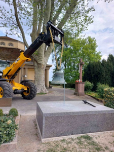 Die Hoffnungsglocke wird vom Bagger auf ihren Sockel gesetzt