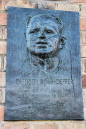 Quelle: Fundus Medien Ein Bronzerelief an seinem Geburtshaus in Breslau stellt Dietrich Bonhoeffer dar